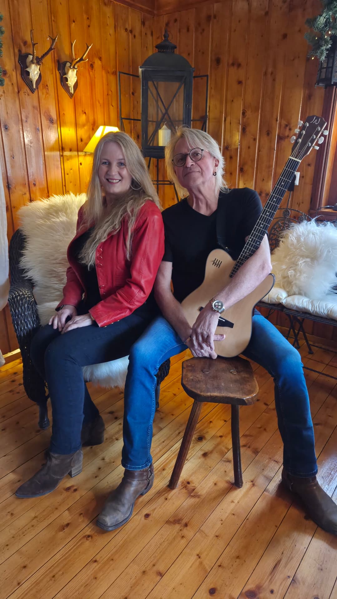 Conny Bains und Richy Vogl vor dem grünen Kachelofen