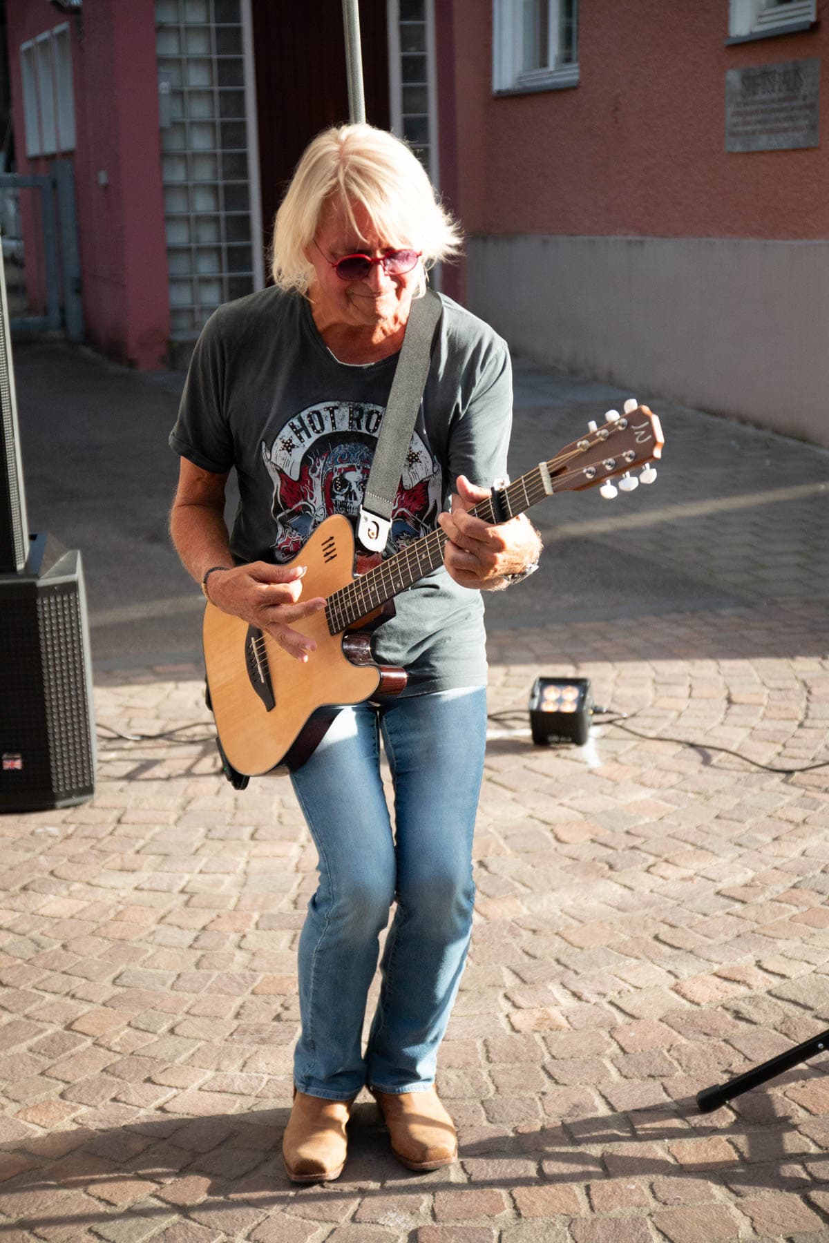 Richy Vogl spielt Akustikgitarre bei einem Open-Air-Auftritt